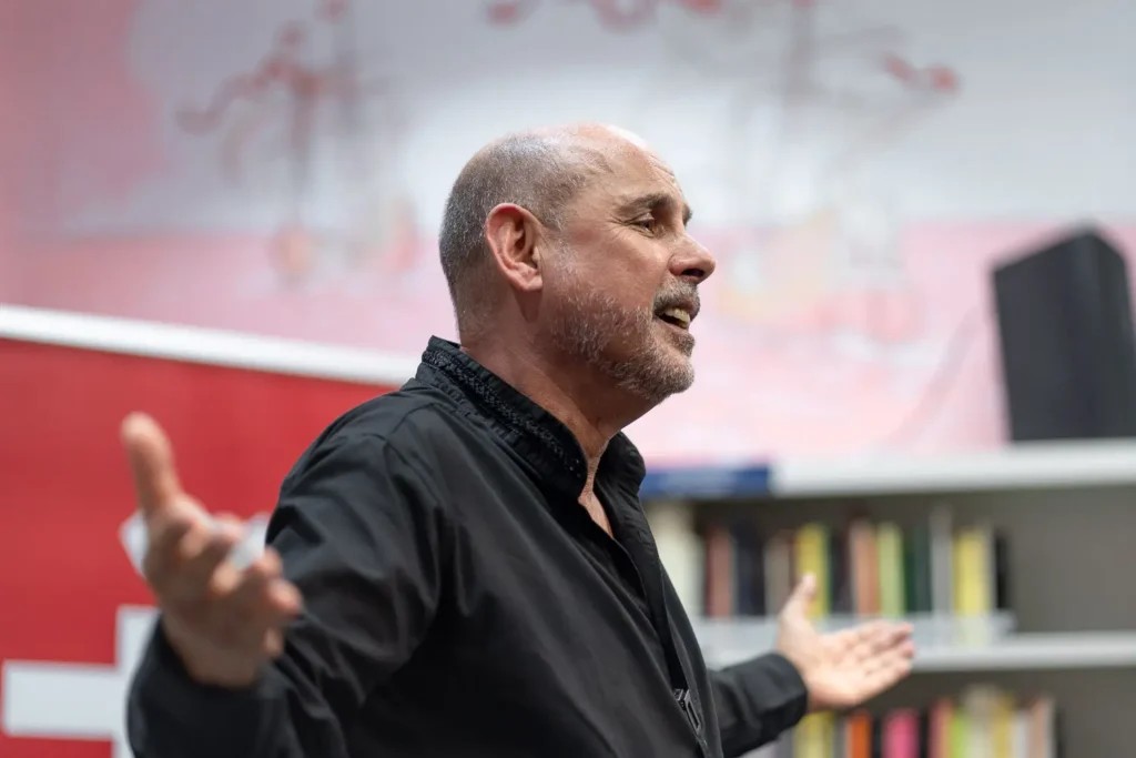 Luis Llaneza performing live at Instituto Cervantes Sydney cultural event